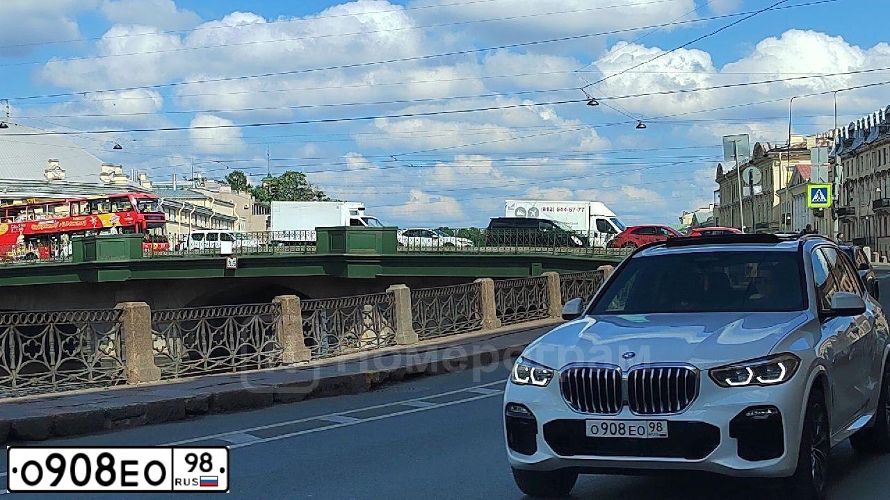 Фото автомобиля LANDROVER RANGE ROVER, 2017 — госномер М013СК198. Цвет: ЧЕРНЫЙ