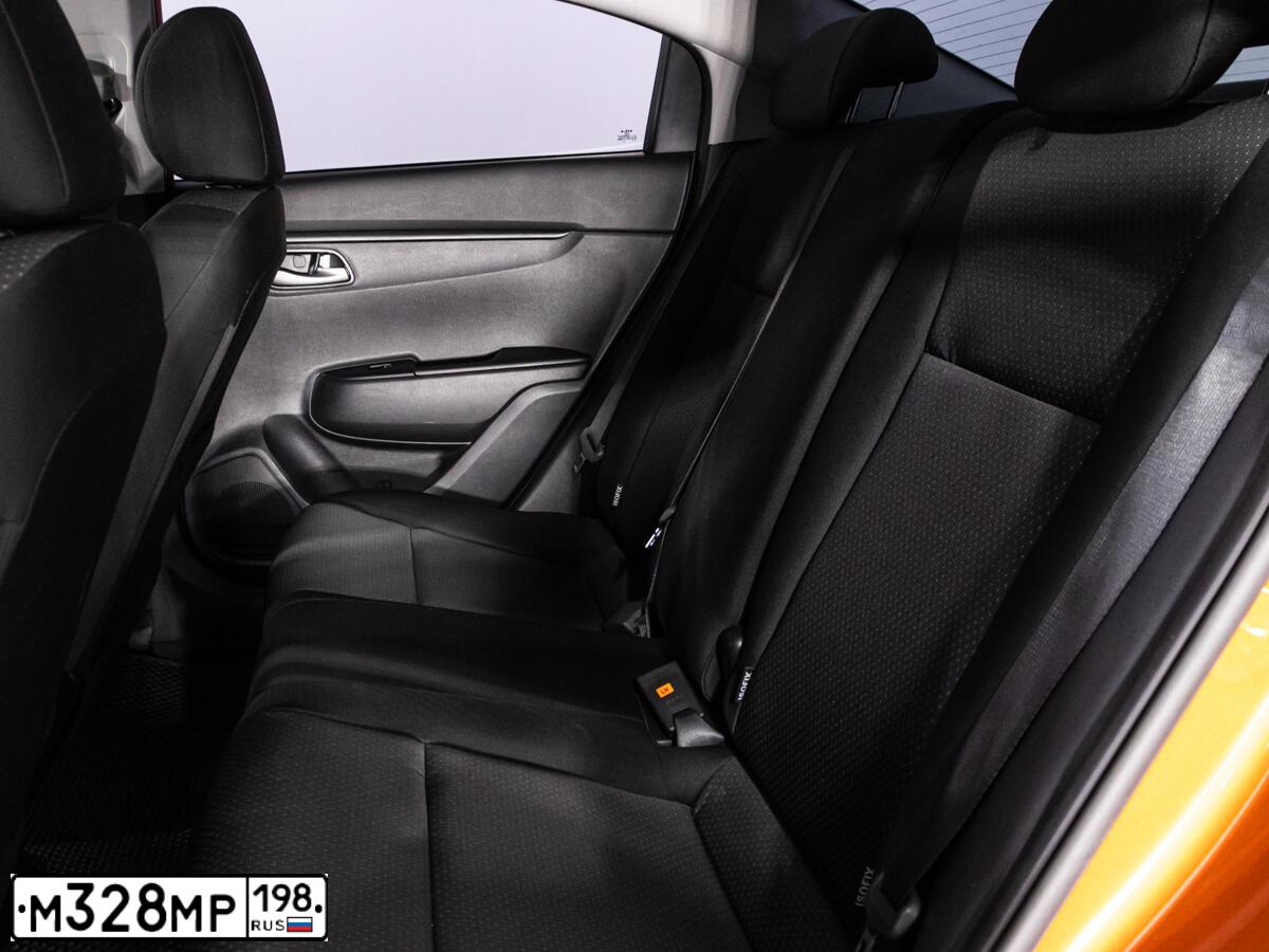 Фото автомобиля KIA RIO, 2021 — госномер Т775ОО198. Цвет: Оранжевый