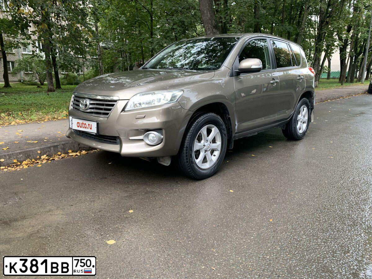Фото автомобиля TOYOTA RAV4, 2011 — госномер Р585РР90. Цвет: бронзовый