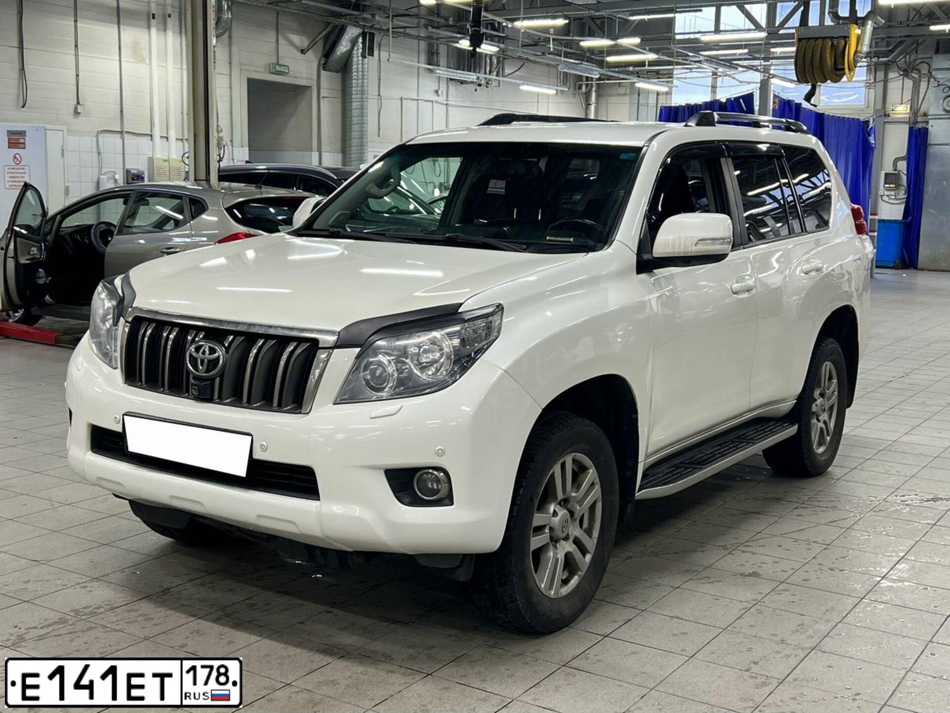 Фото автомобиля TOYOTA LANDCRUISER, 2010 — госномер М897УУ35. Цвет: Белый