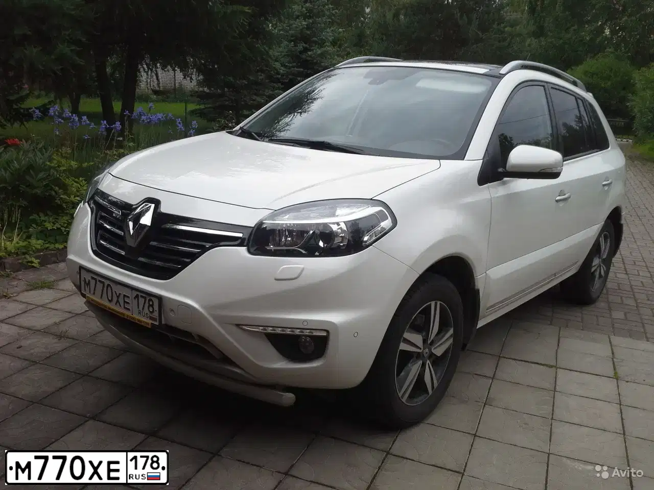 Фото автомобиля RENAULT KOLEOS, 2017 — госномер В064ВР797. Цвет: Белый