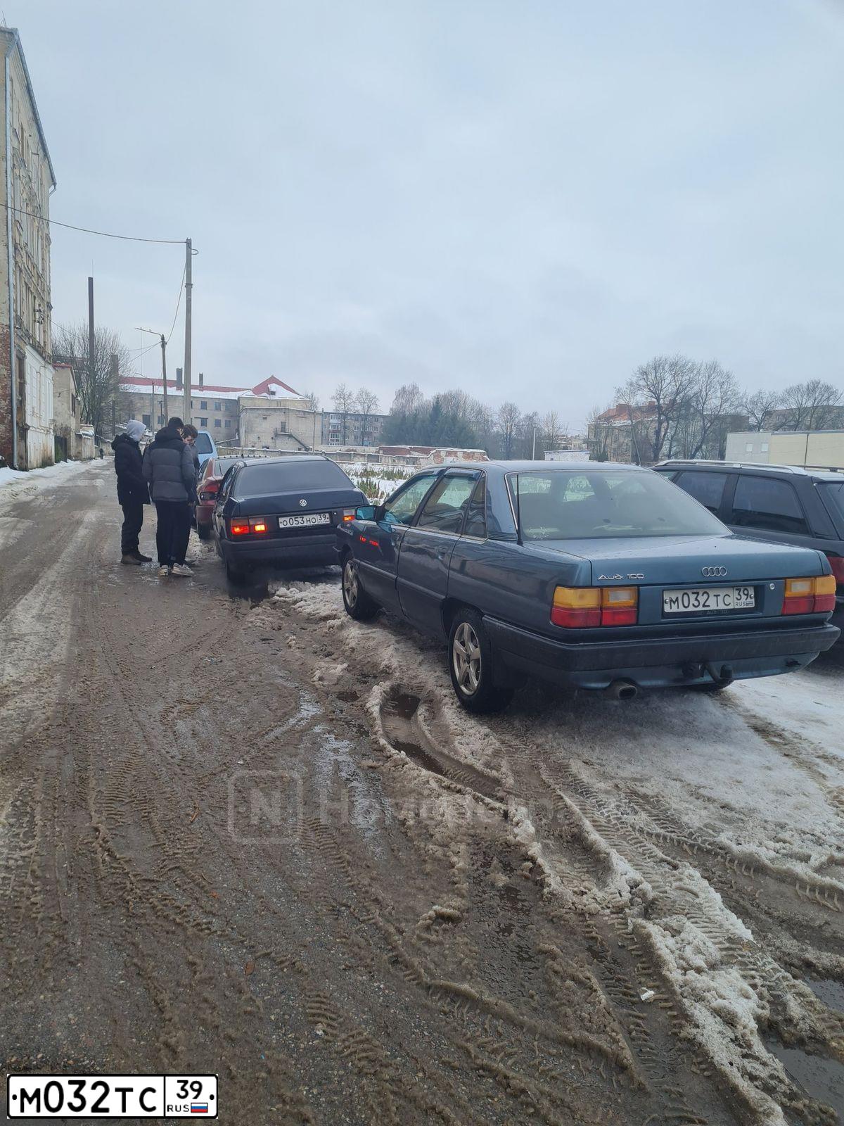 Фото автомобиля AUDI 100, 1989 — госномер М032ТС39. Цвет: БЕЛЫЙ
