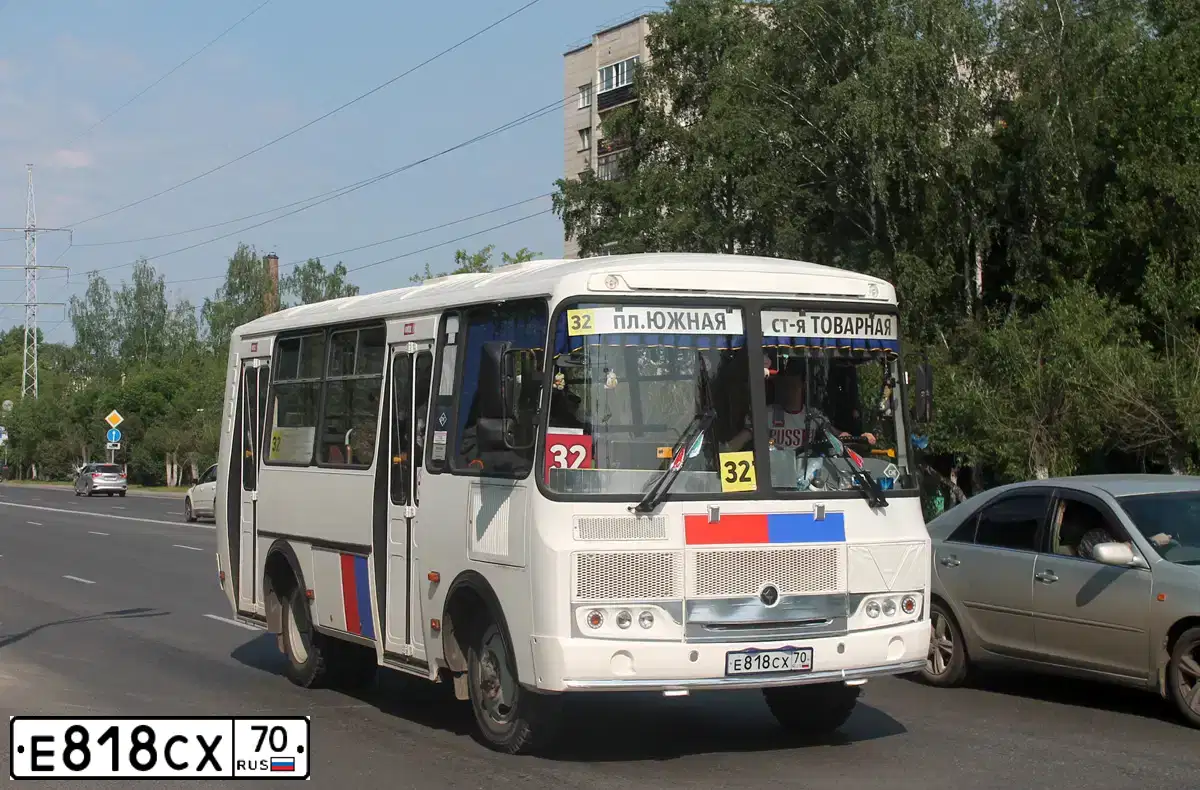Фото автомобиля PAZ 3205, 2016 — госномер Е818СХ70. Цвет: Белый