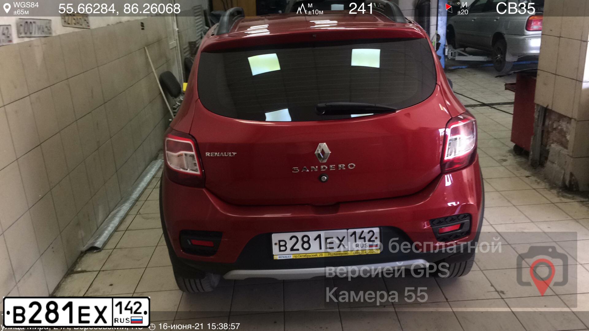 Фото автомобиля RENAULT SANDERO, 2017 — госномер В281ЕХ142. Цвет: КРАСНЫЙ