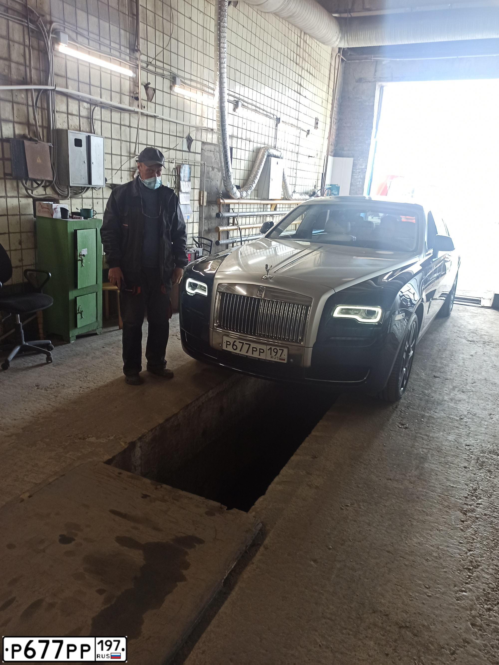 Фото автомобиля ROLLS ROYCE ROLLS-ROYCE GHOST, 2015 — госномер Р677РР197. Цвет: ТЕМНО- СИНИЙ