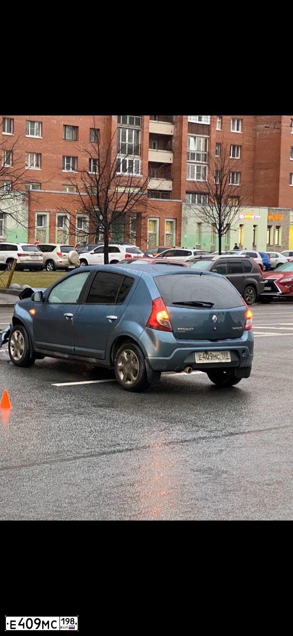 Фото автомобиля RENAULT SANDERO, 2011 — госномер М222СУ198. Цвет: синий