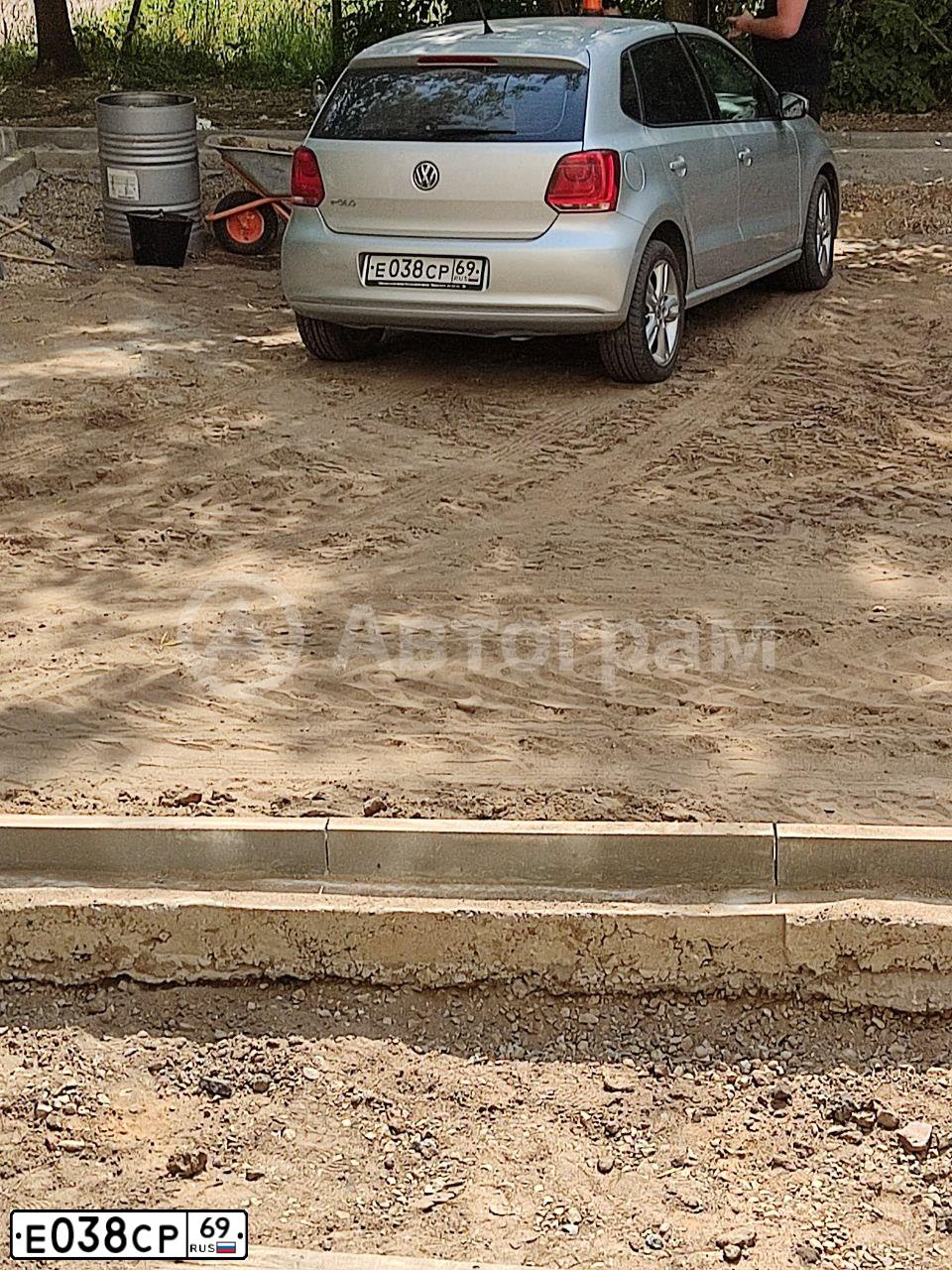 Фото автомобиля VOLKSWAGEN POLO, 2010 — госномер Е038СР69. Цвет: СЕРЕБРИСТЫЙ