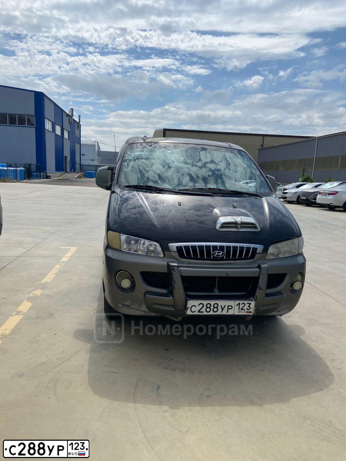 Фото автомобиля HYUNDAI H 1/H 100/STAREX, 2002 — госномер С288УР123. Цвет: ЧЕРНО-СЕРЫЙ