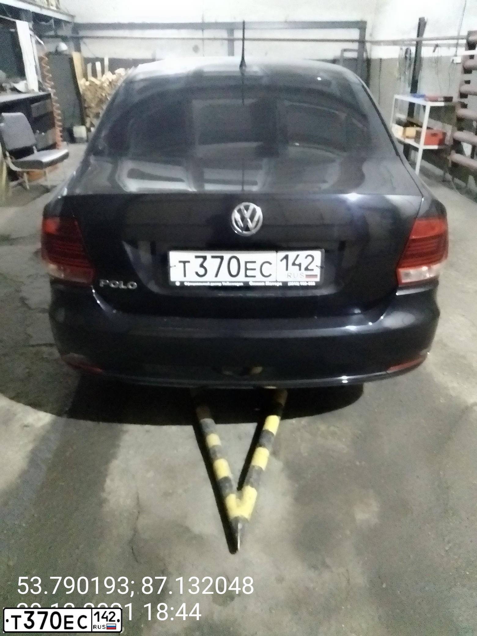 Фото автомобиля VOLKSWAGEN POLO, 2016 — госномер Т370ЕС142. Цвет: ЧЕРНЫЙ