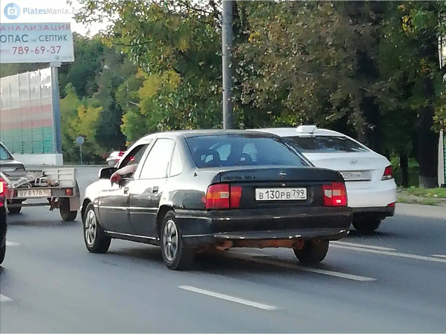 Фото автомобиля OPEL VECTRA, 1993 — госномер Н484УР77. Цвет: ЧЕРНЫЙ