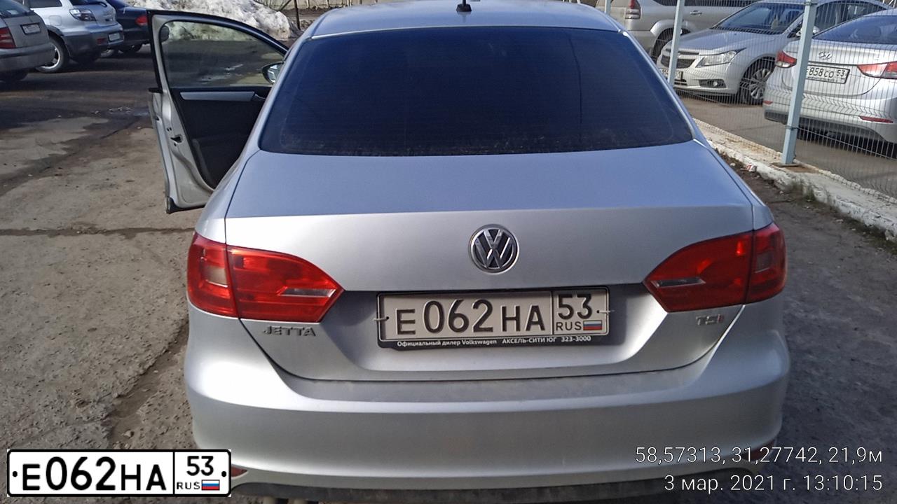 Фото автомобиля VOLKSWAGEN JETTA, 2011 — госномер Е062НА53. Цвет: Серебристый