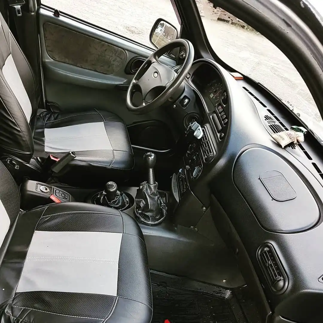 Фото автомобиля CHEVROLET NIVA, 2004 — госномер Е535ТХ12. Цвет: Светло-серебристый металик