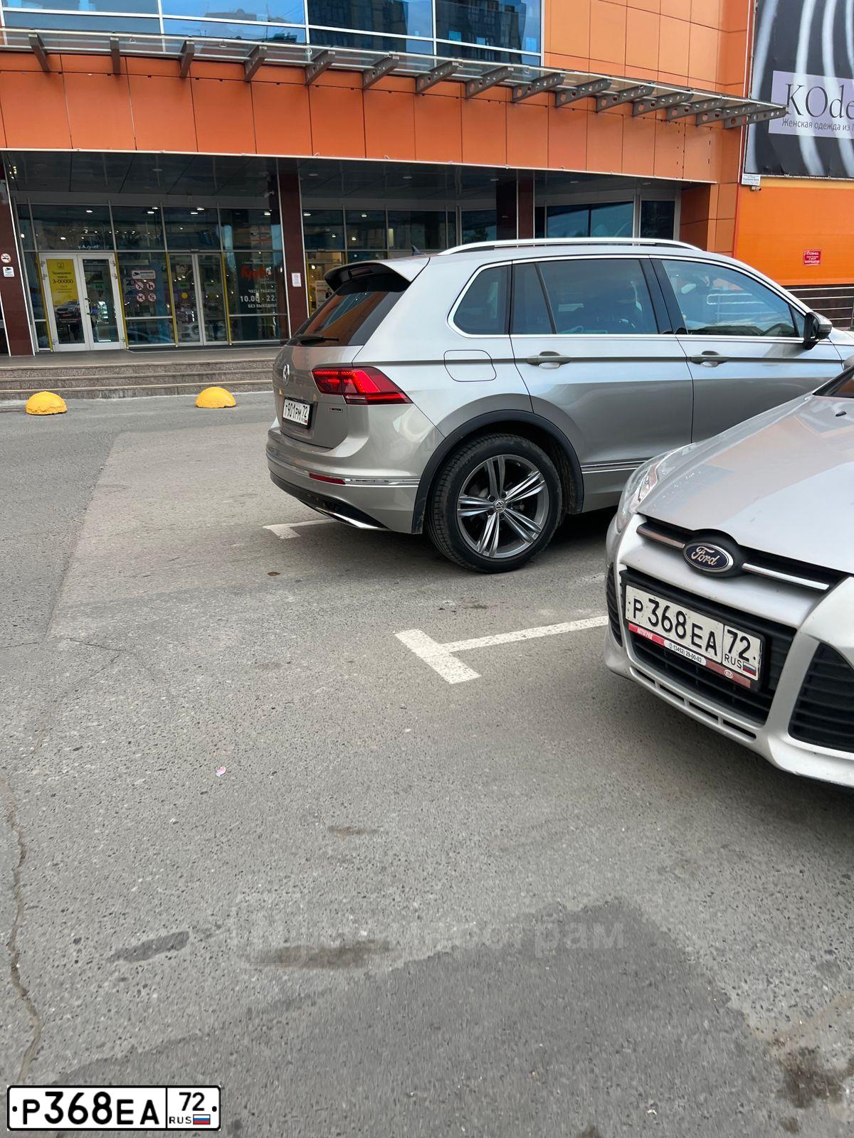 Фото автомобиля FORD FOCUS, 2013 — госномер Р368ЕА72. Цвет: Серебристый