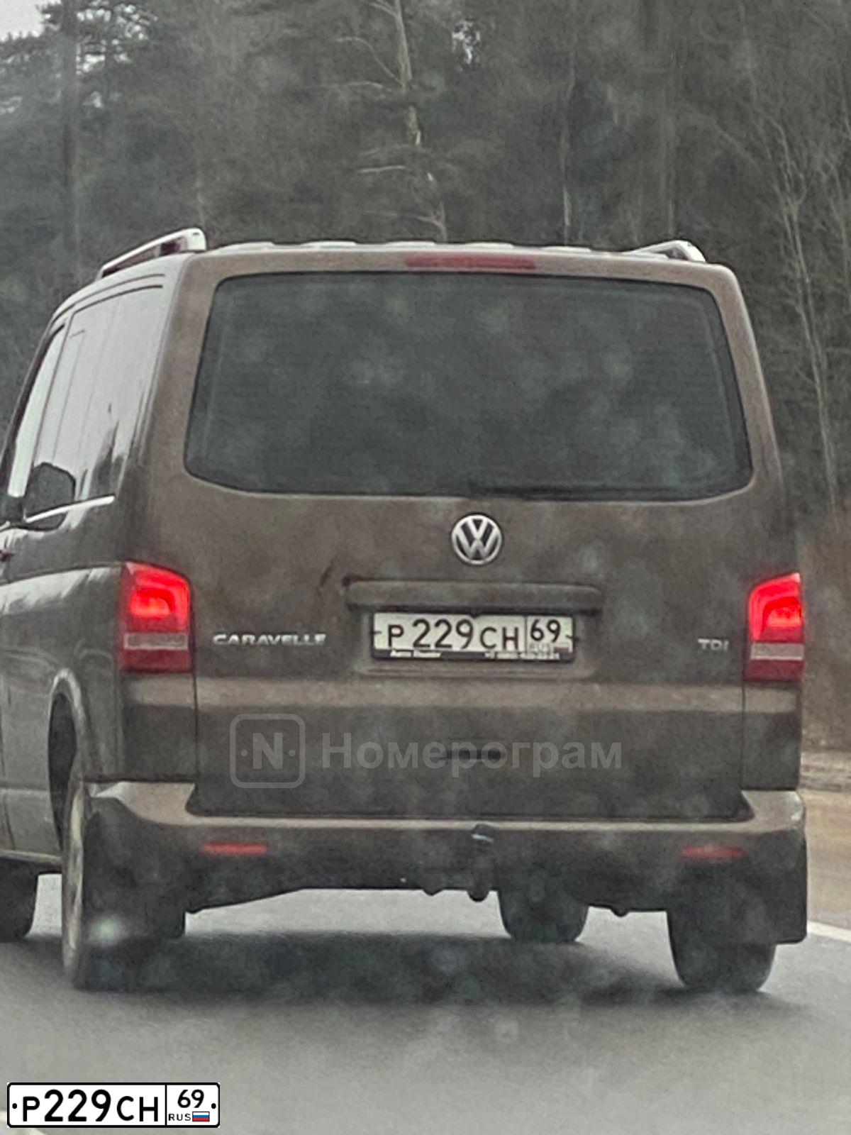Фото автомобиля VOLKSWAGEN CARAVELLE, 2012 — госномер Р229СН69. Цвет: Коричневый