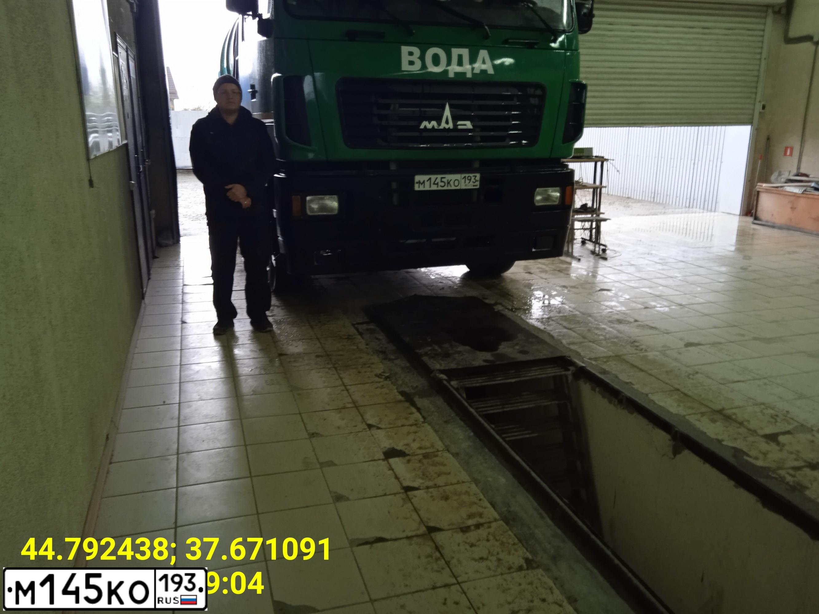Фото автомобиля MAZ 6430 /6X4/, 2010 — госномер М145КО193. Цвет: ЗЕЛЕНЫЙ