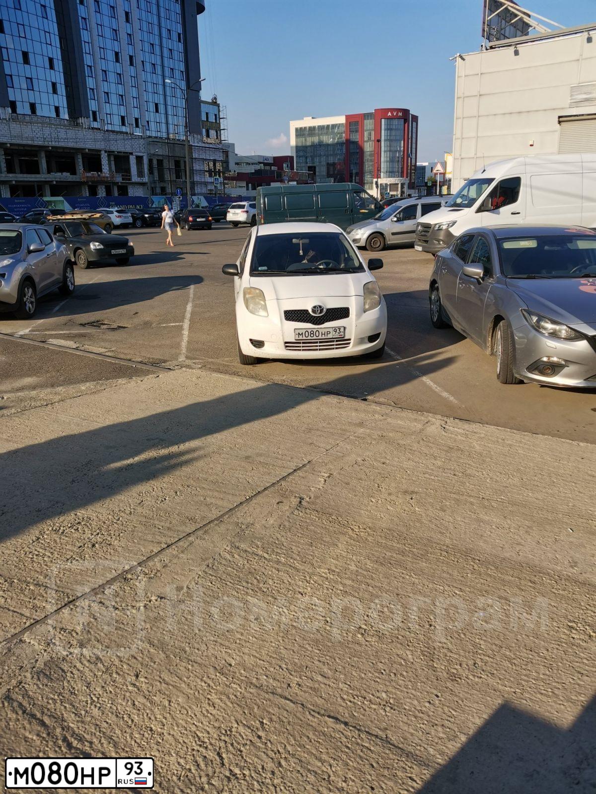 Фото автомобиля TOYOTA YARIS, 2008 — госномер М080НР93. Цвет: Белый