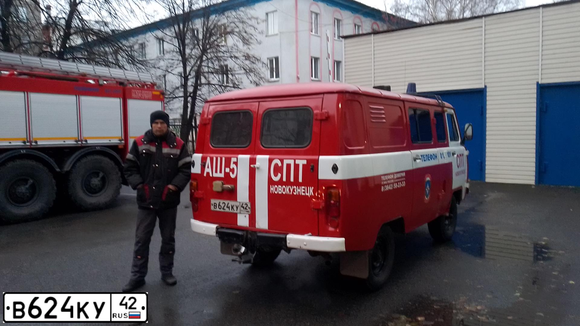 Фото автомобиля UAZ 3741, 2002 — госномер В624КУ42. Цвет: ЦВ СХ А4 ПО ГОСТ Р 50574-2019