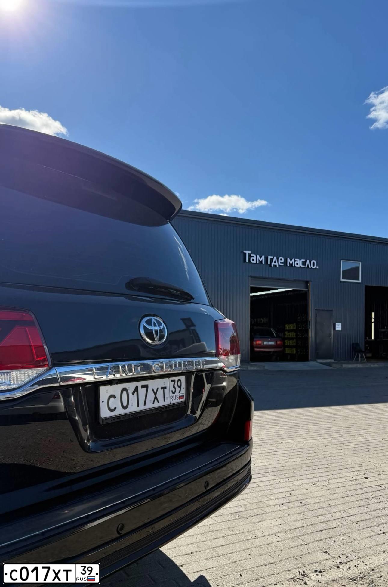 Фото автомобиля TOYOTA LANDCRUISER 200, 2008 — госномер С017ХТ39. Цвет: ЧЕРНЫЙ