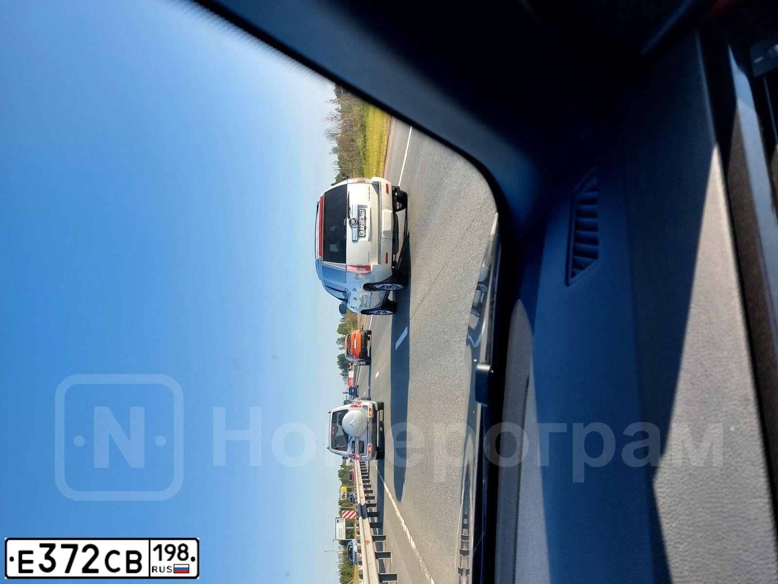 Фото автомобиля CADILLAC ESCALADE, 2011 — госномер Е372СВ198. Цвет: Белый