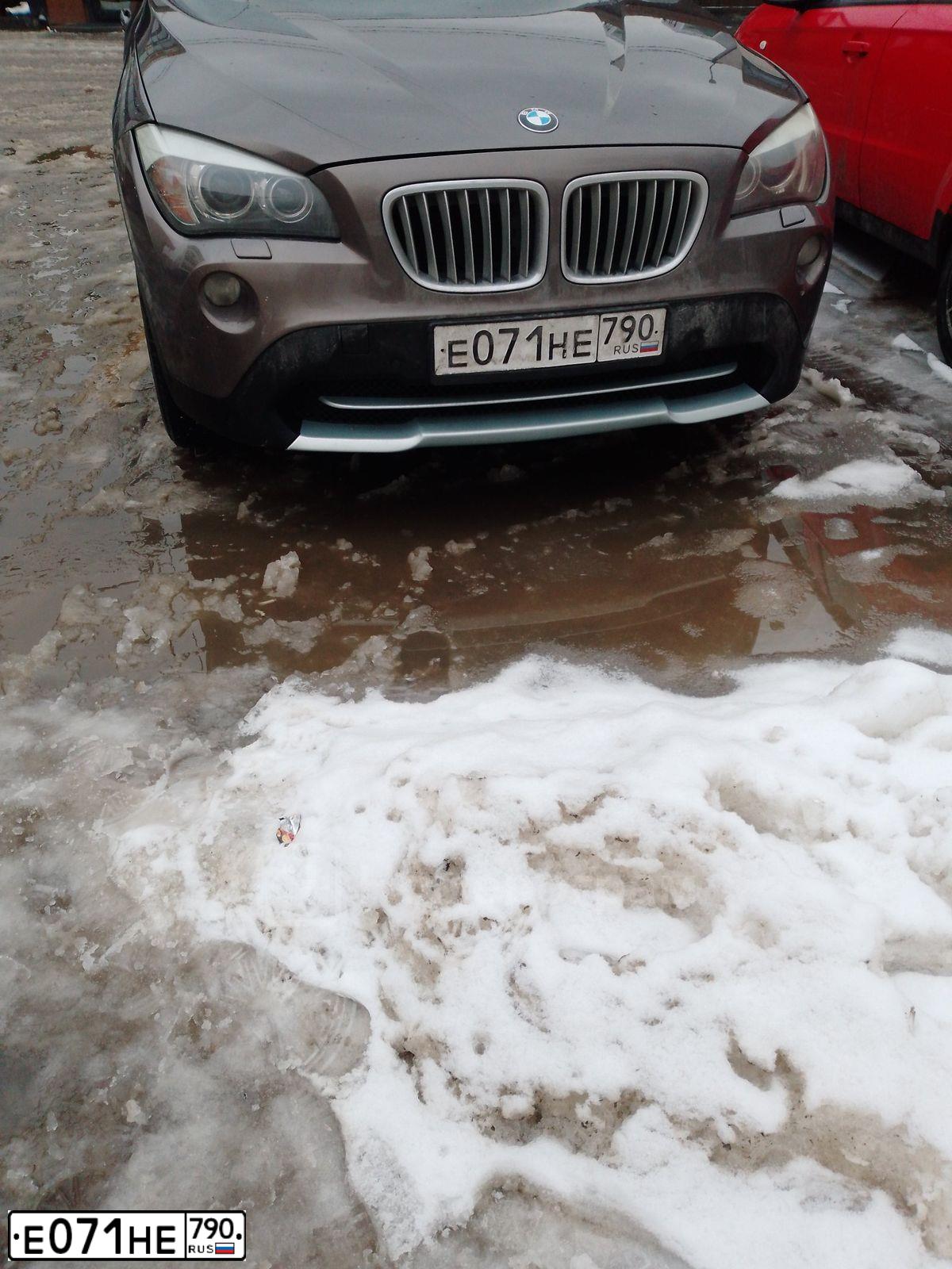 Фото автомобиля BMW X1, 2010 — госномер О306ОО199. Цвет: Коричневый
