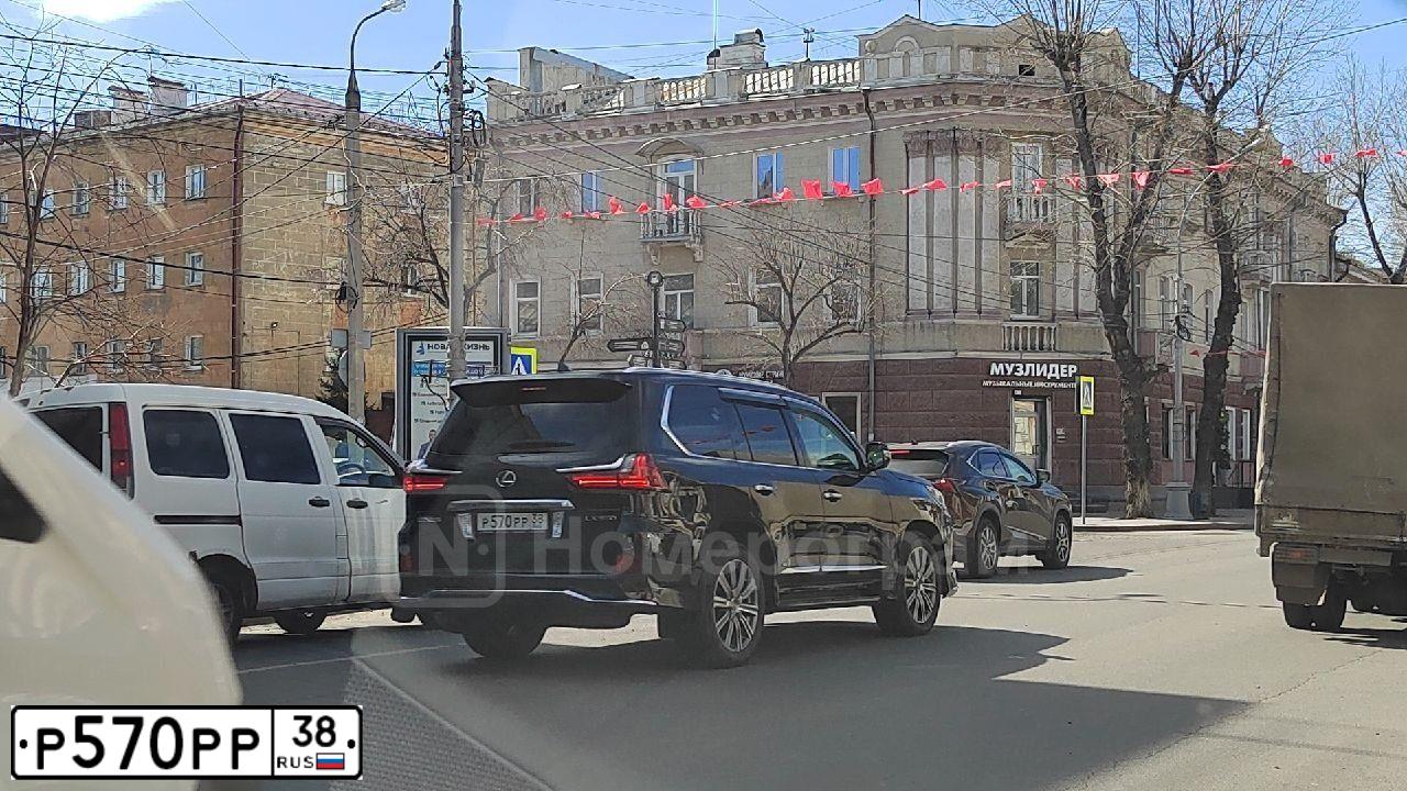 Фото автомобиля MERCEDES GL-KLASSE, 2013 — госномер М003ЕЕ03. Цвет: Белый