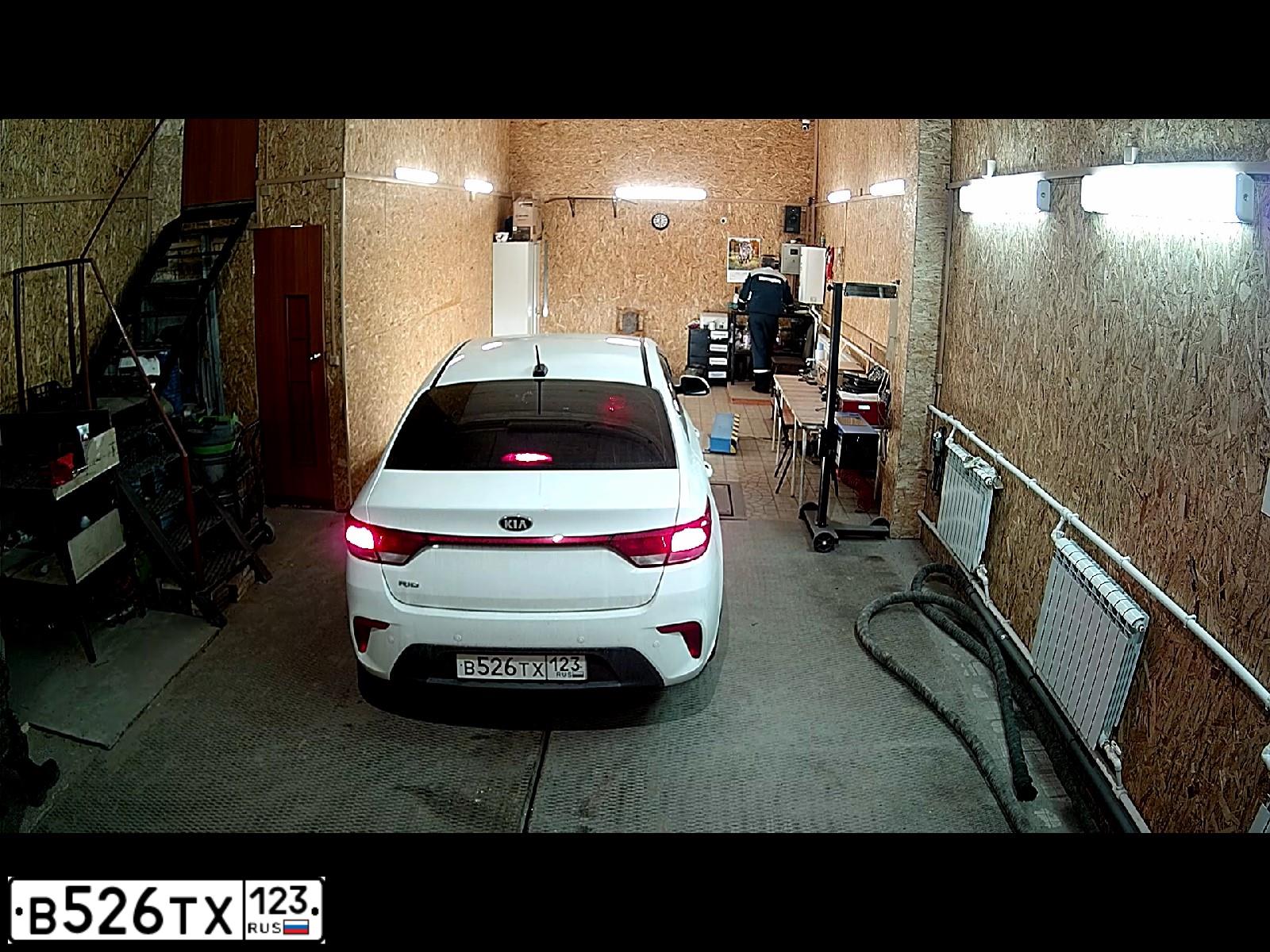 Фото автомобиля KIA RIO, 2018 — госномер С546РЕ89. Цвет: Белый