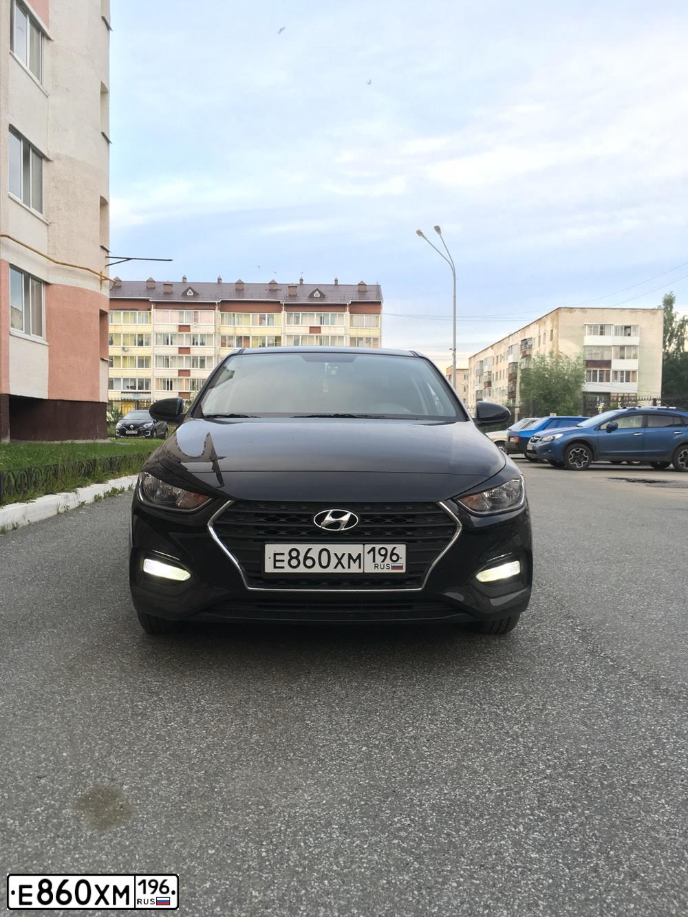 Фото автомобиля HYUNDAI SOLARIS, 2017 — госномер Е860ХМ196. Цвет: ЧЕРНЫЙ