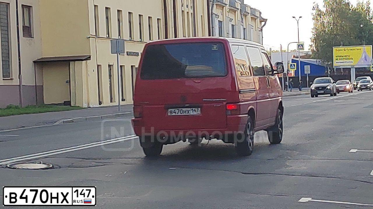 Фото автомобиля VOLKSWAGEN TRANSPORTER, 1995 — госномер В470НХ147. Цвет: Красный