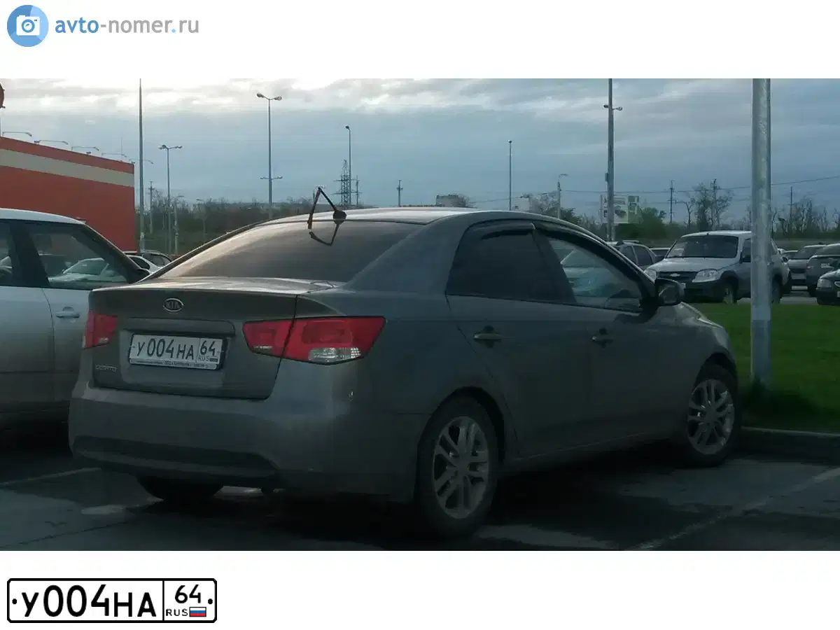 Фото автомобиля KIA CERATO, 2012 — госномер У004НА64. Цвет: ПЕРЛАМ-СЕРЕБРИСТЫЙ