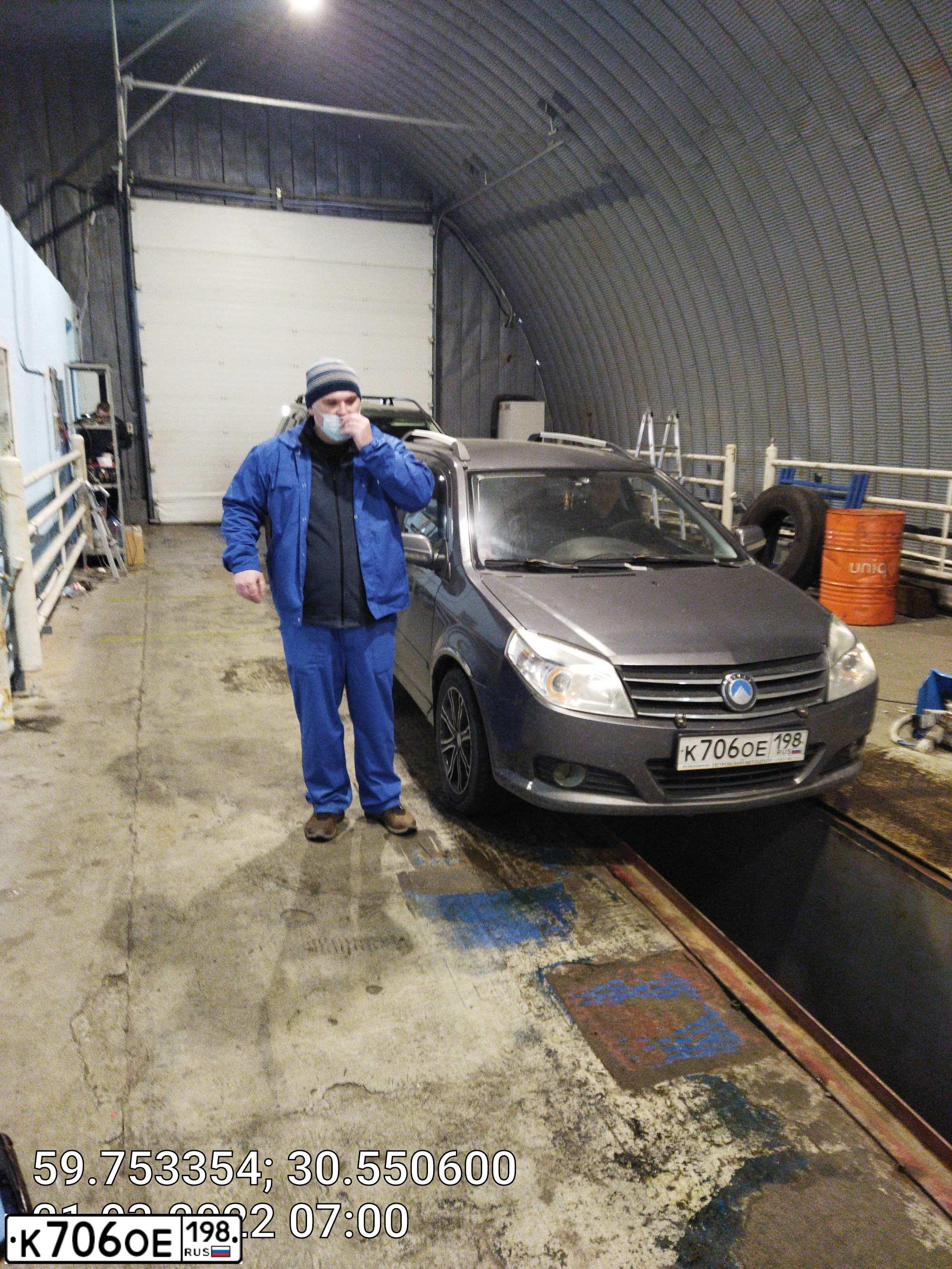 Фото автомобиля GEELY MK CROSS, 2013 — госномер К706ОЕ198. Цвет: СТАЛЬНОЙ СЕРЫЙ
