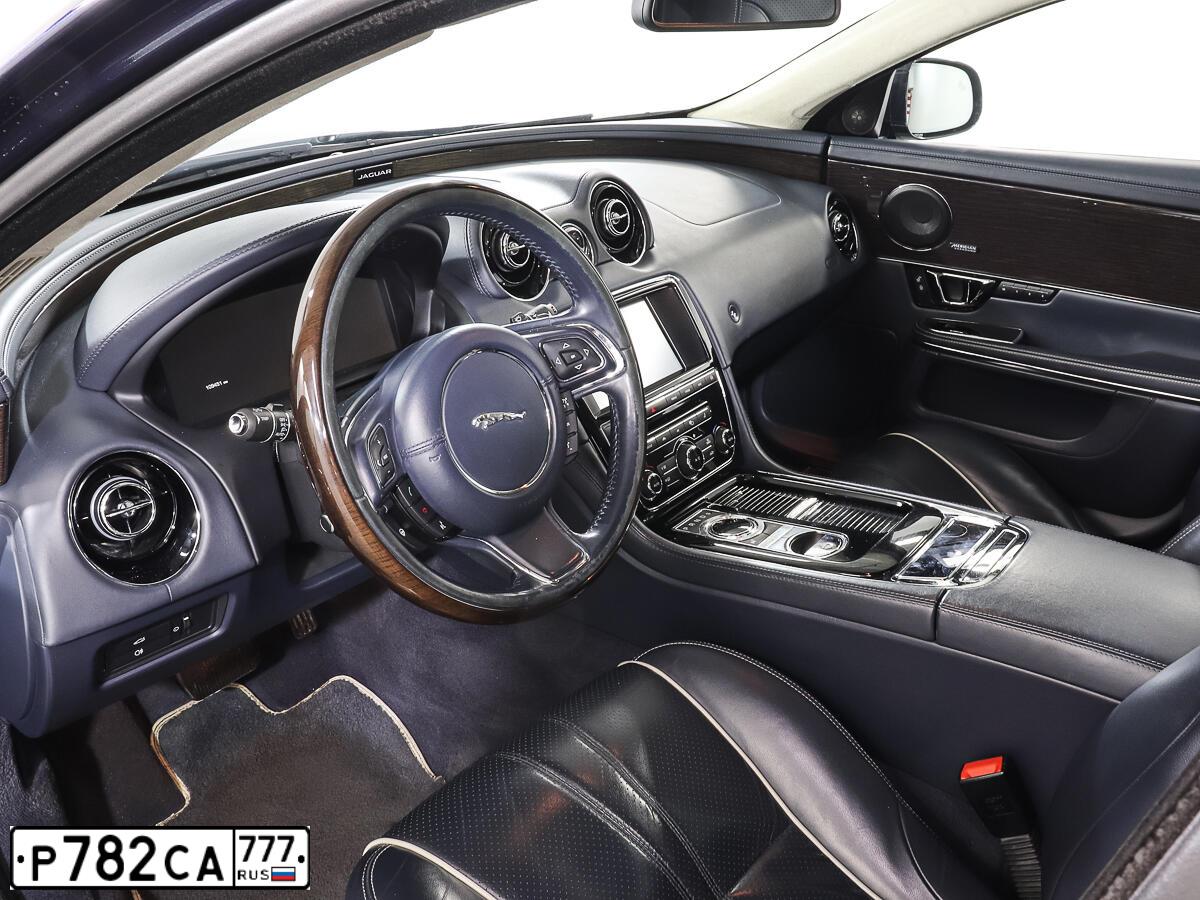 Фото автомобиля JAGUAR XJ-SERIE, 2015 — госномер Р782СА777. Цвет: Темно-синий