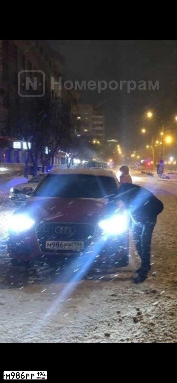 Фото автомобиля AUDI Q3, 2013 — госномер М986РР196. Цвет: Красный