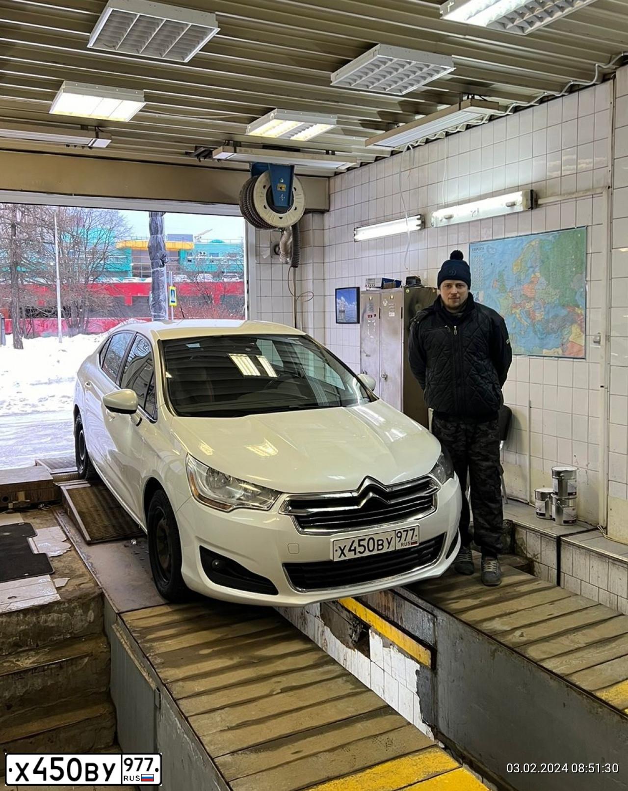 Фото автомобиля CITROEN C4, 2015 — госномер Р025ТЕ777. Цвет: Белый