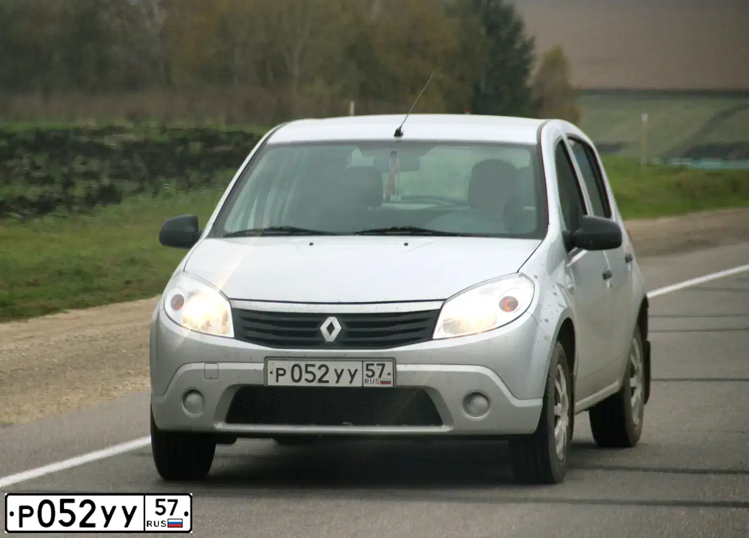 Фото автомобиля RENAULT SANDERO, 2014 — госномер Р052УУ57. Цвет: СВЕТЛО-СЕРЫЙ