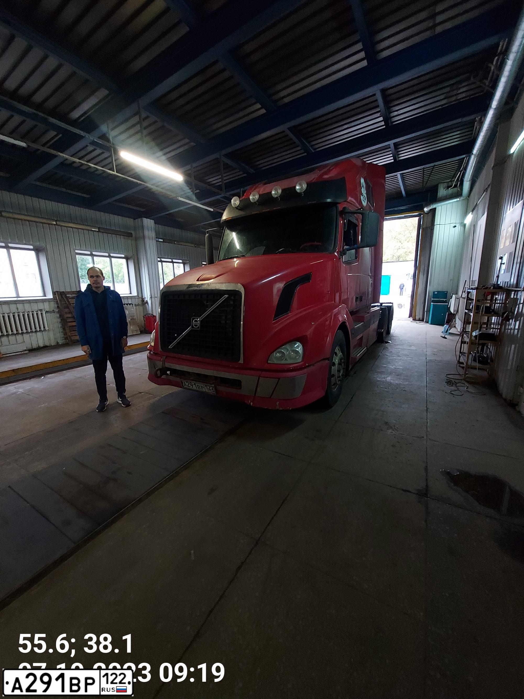 Фото автомобиля VOLVO SERIE VNL /6X4/, 2004 — госномер К310ЕХ70. Цвет: Красный