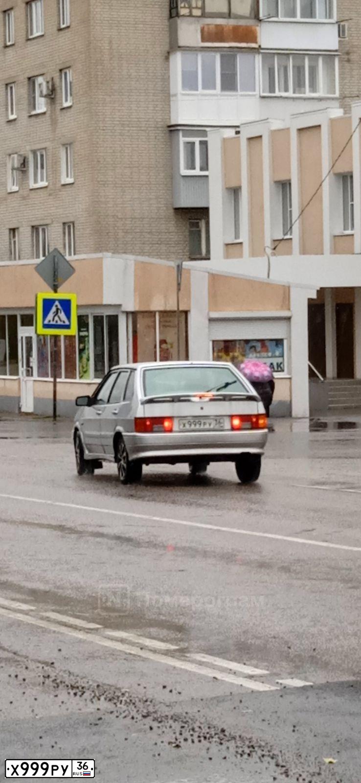 Фото автомобиля MITSUBISHI LANCER, 2004 — госномер Р195СН36. Цвет: СЕРЫЙ