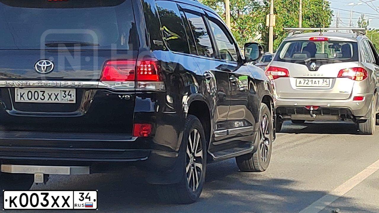 Фото автомобиля TOYOTA LANDCRUISER 200, 2019 — госномер К003ХХ34. Цвет: ЧЕРНЫЙ