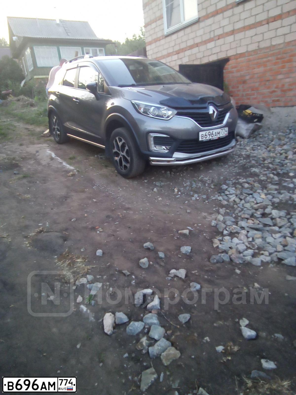 Фото автомобиля RENAULT SANDERO, 2013 — госномер Е511МК196. Цвет: Красный
