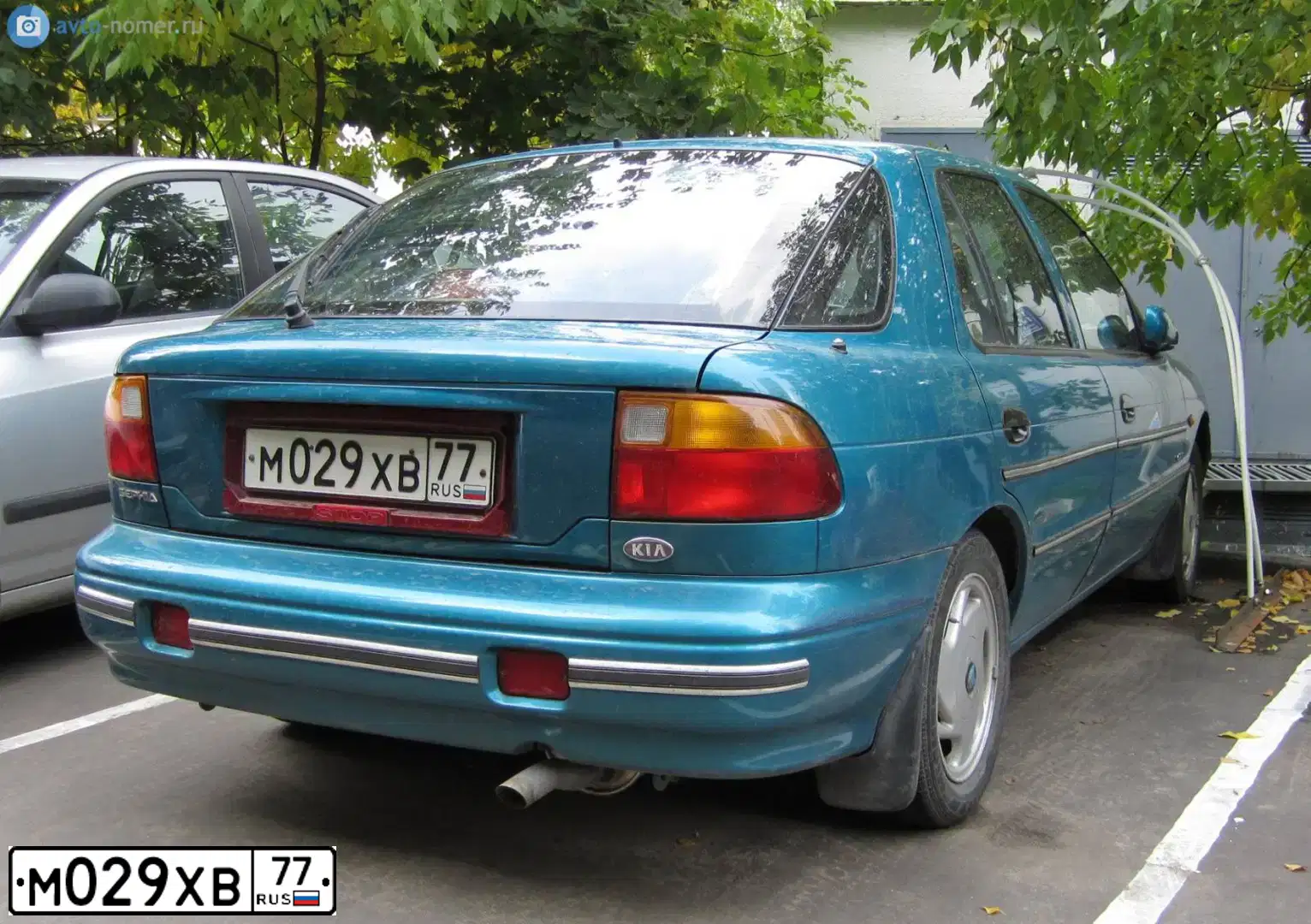 Фото автомобиля KIA SEPHIA, 1997 — госномер М029ХВ77. Цвет: МОРСКАЯ -ВОЛНА