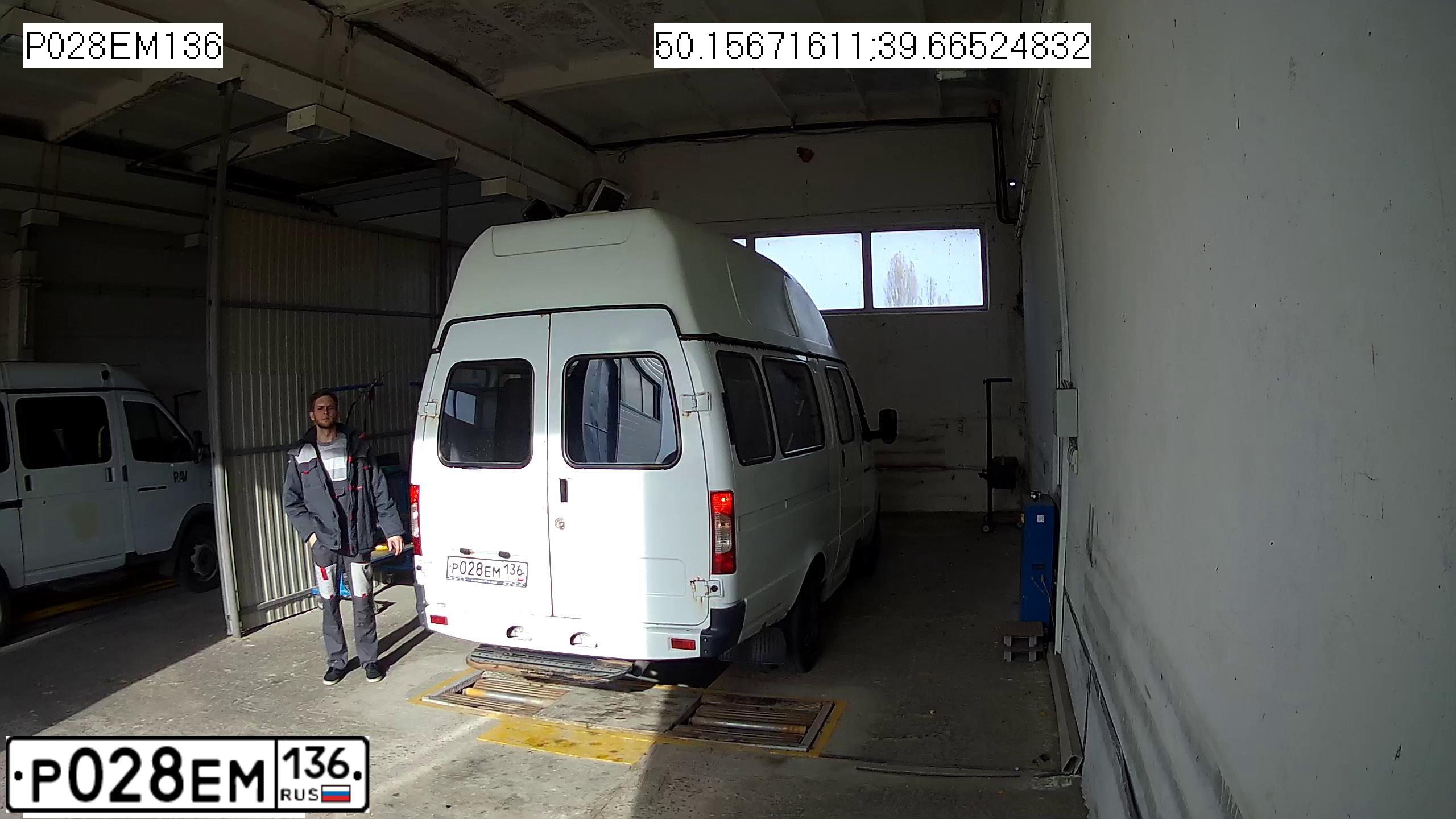 Фото автомобиля GAZ 3221 GAZEL, 2013 — госномер Р028ЕМ136. Цвет: Белый