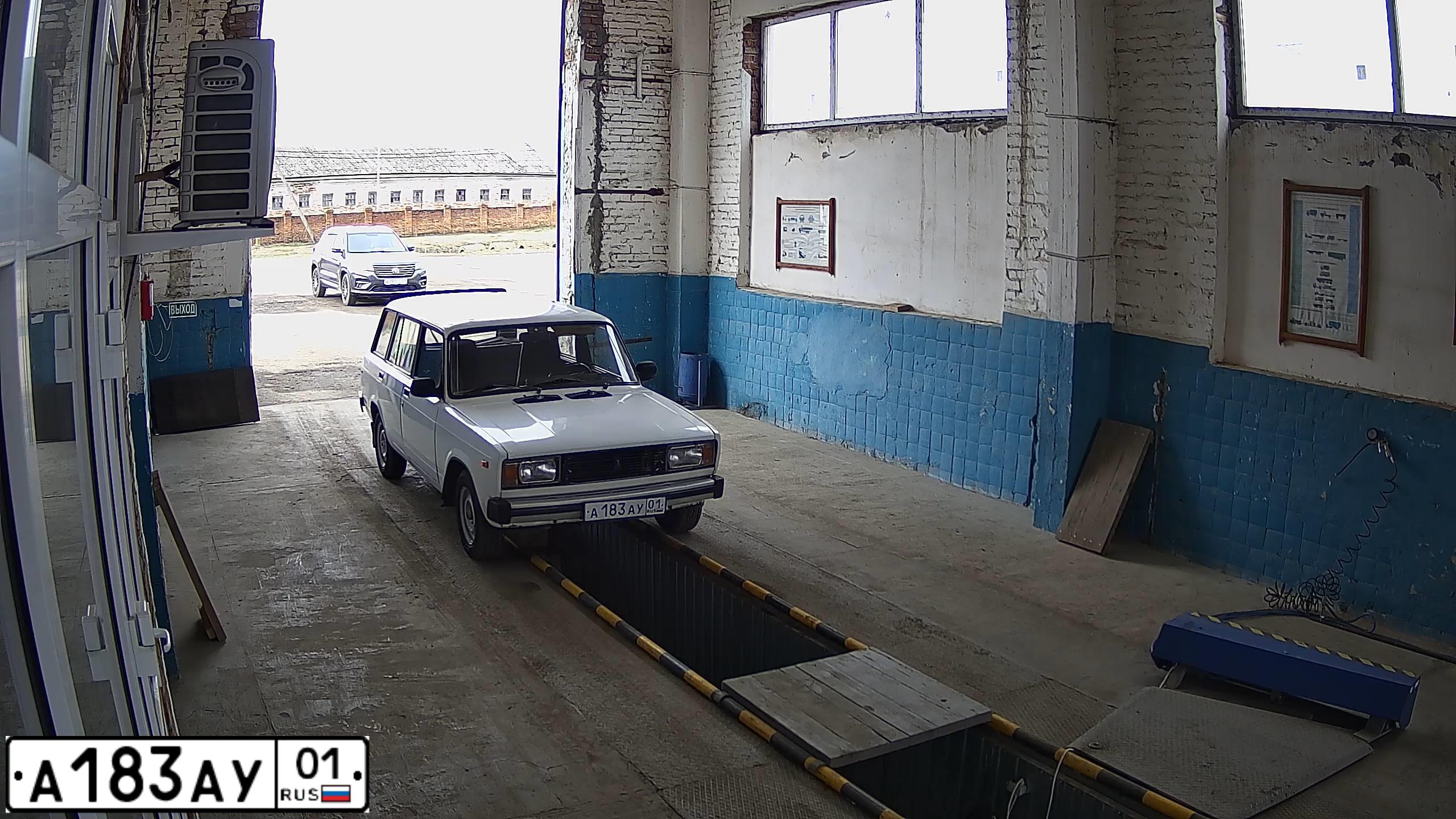 Фото автомобиля LADA 2104, 1996 — госномер А183АУ01. Цвет: БЕЛЫЙ