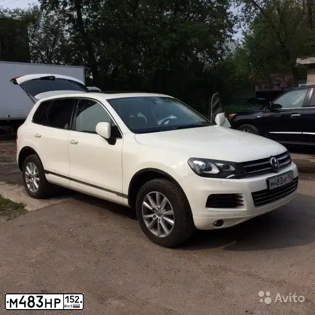 Фото автомобиля VOLKSWAGEN TOUAREG, 2011 — госномер К124ЕО21. Цвет: Белый