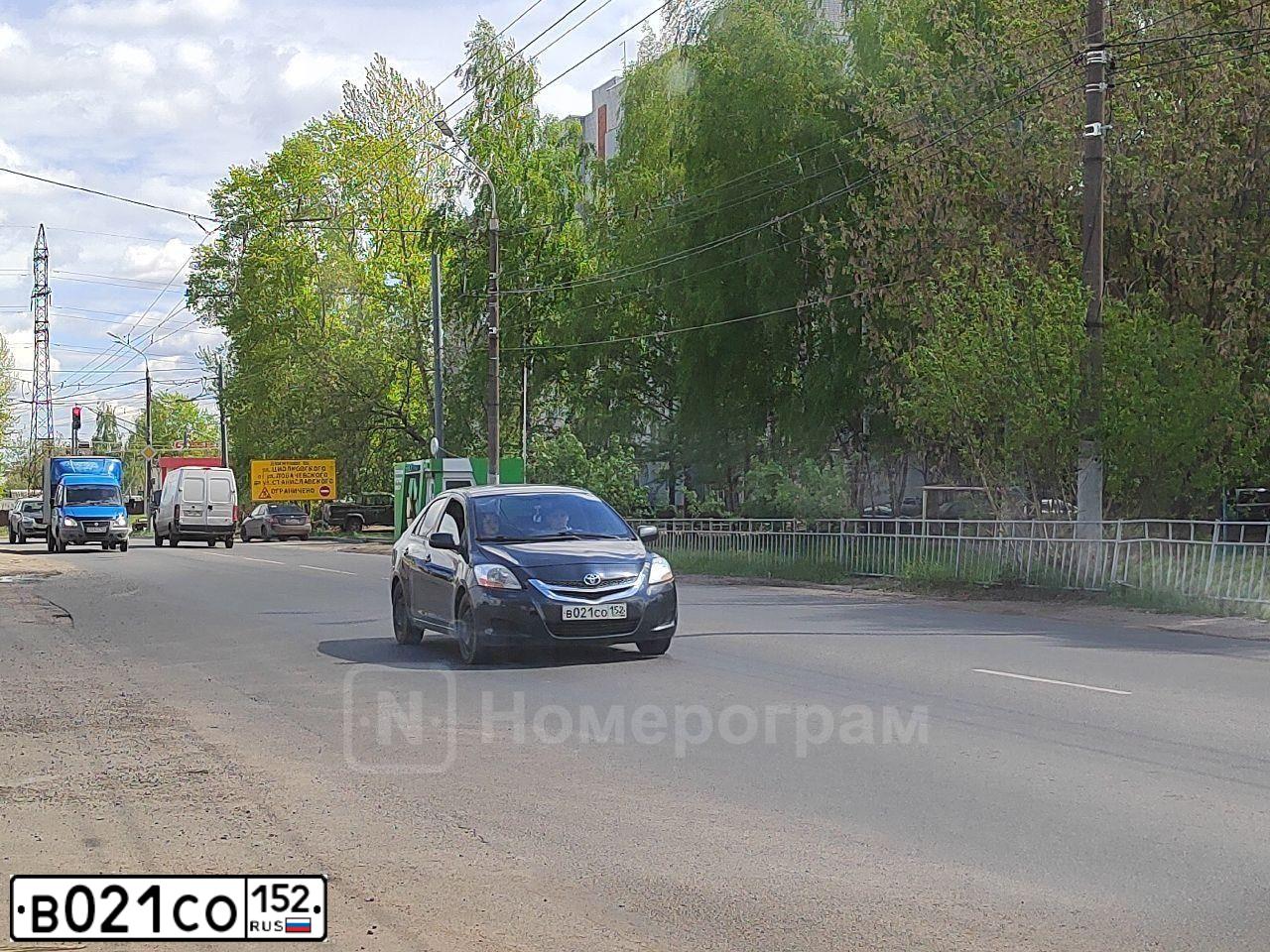 Фото автомобиля TOYOTA YARIS, 2006 — госномер М109КО186. Цвет: СЕРЫЙ