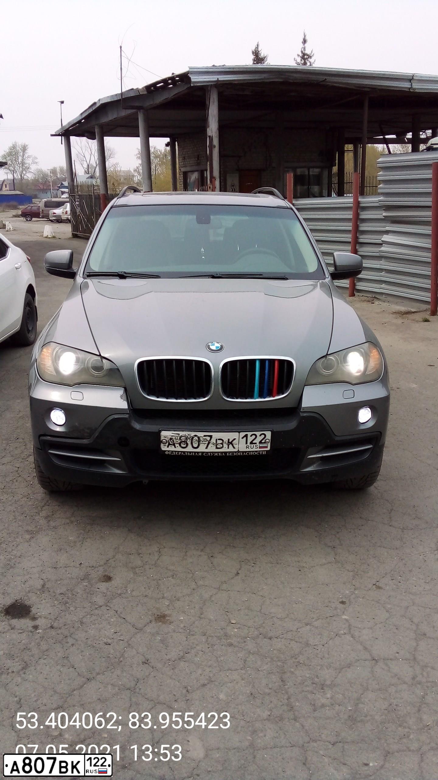 Фото автомобиля BMW X5, 2008 — госномер Т111ОТ22. Цвет: СЕРЫЙ
