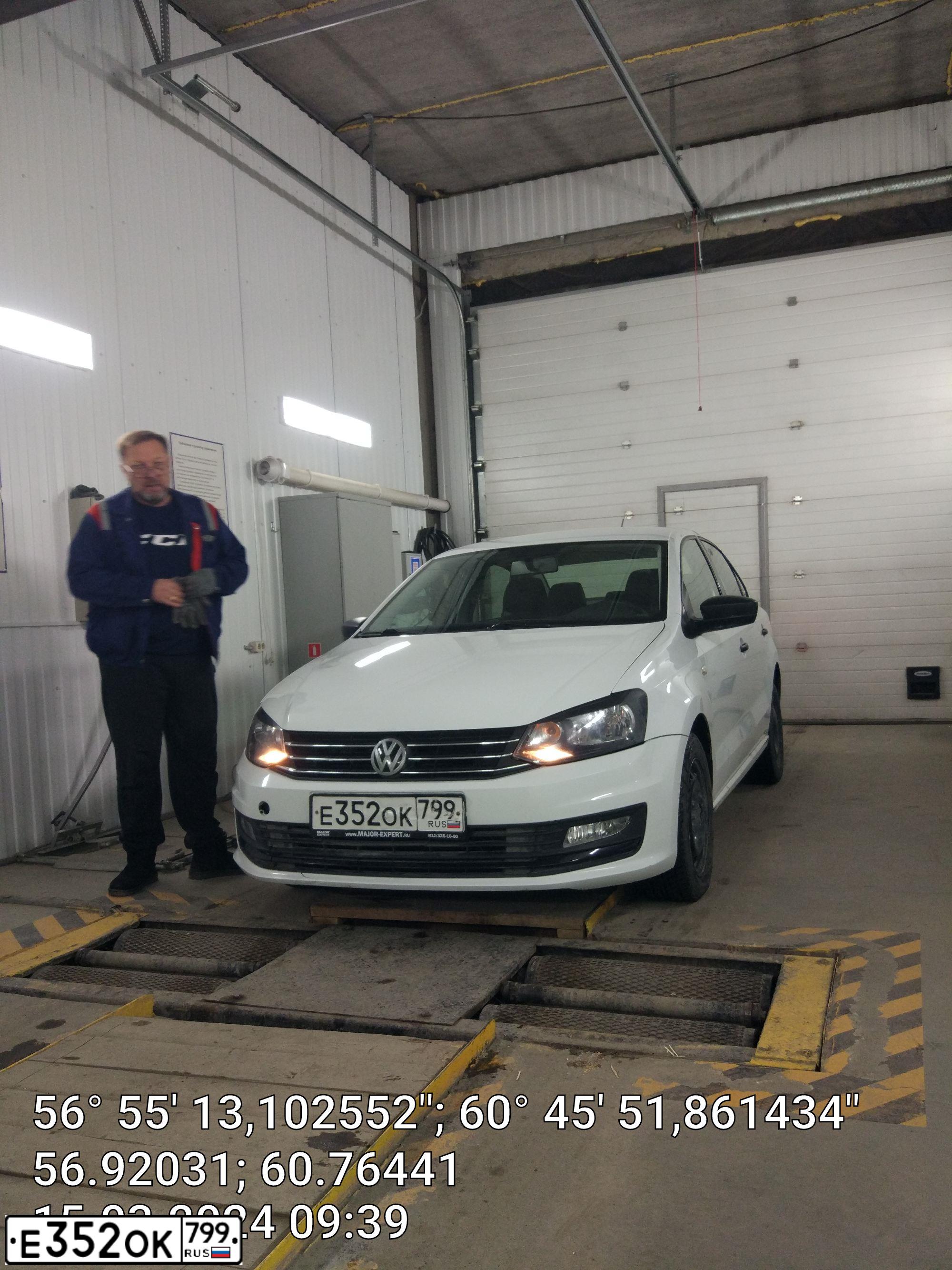 Фото автомобиля VOLKSWAGEN POLO, 2019 — госномер Т549РХ196. Цвет: Белый