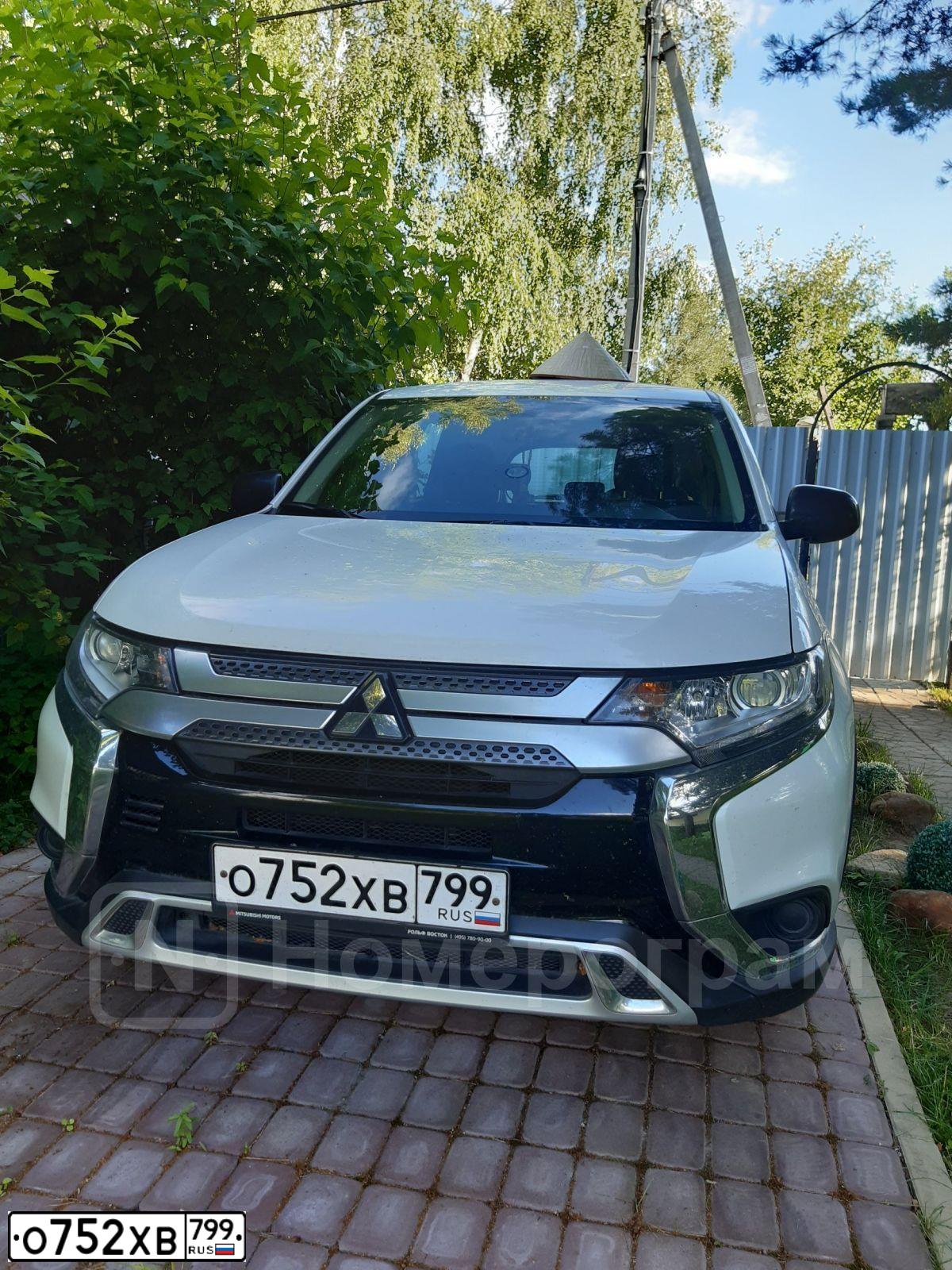 Фото автомобиля MITSUBISHI OUTLANDER, 2020 — госномер О752ХВ799. Цвет: Белый