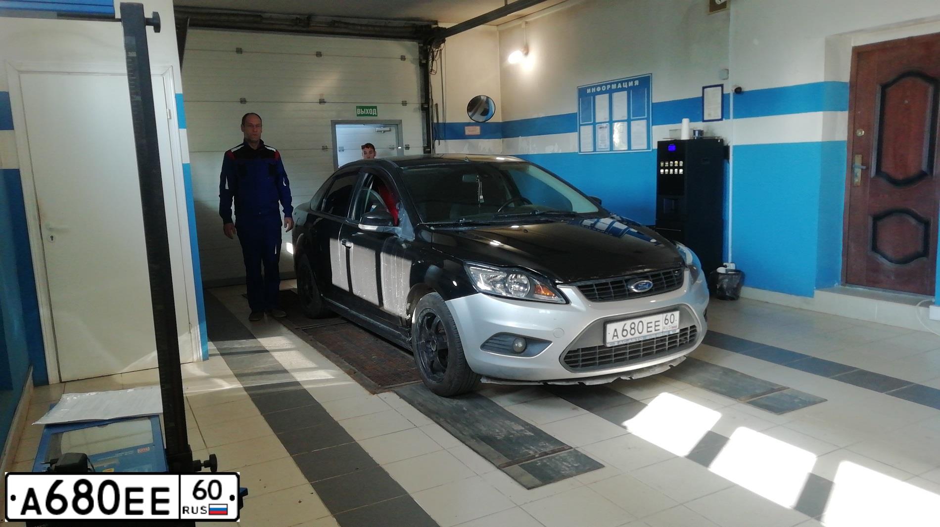 Фото автомобиля FORD FOCUS, 2008 — госномер А680ЕЕ60. Цвет: СЕРЕБРИСТЫЙ