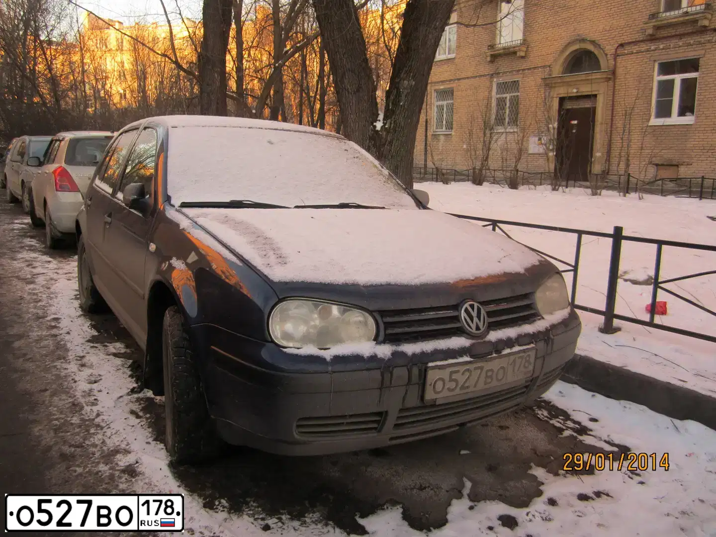 Фото автомобиля VOLKSWAGEN GOLF, 2002 — госномер О527ВО178. Цвет: СИНИЙ