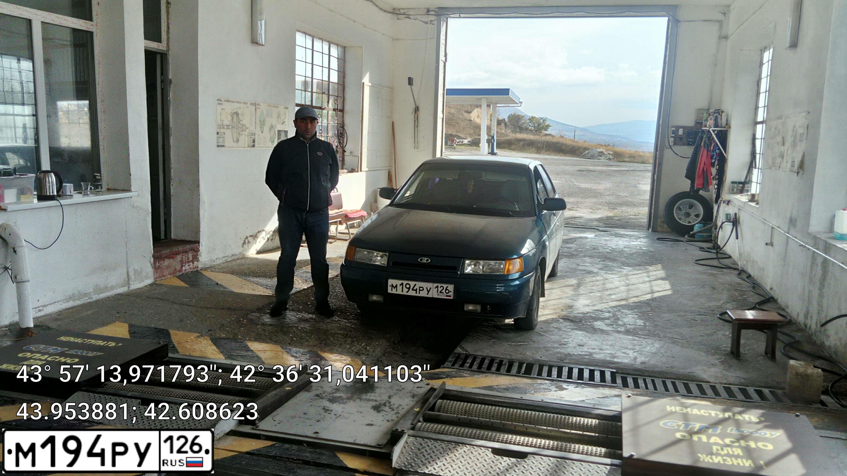 Фото автомобиля LADA 2112, 2005 — госномер Н252ХР126. Цвет: синий