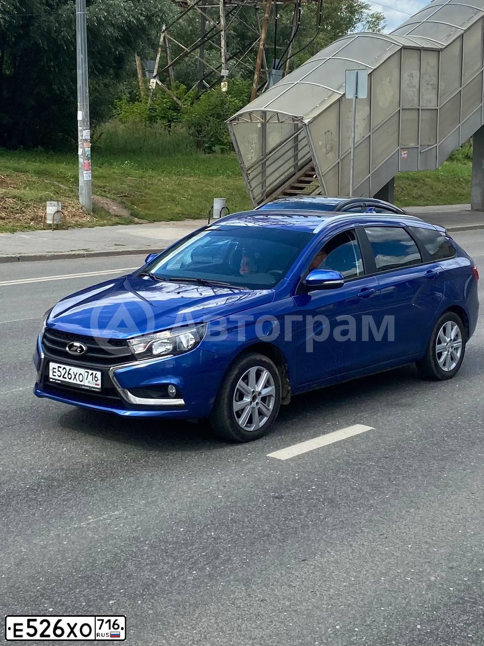 Фото автомобиля LADA VESTA, 2020 — госномер Е526ХО716. Цвет: синий